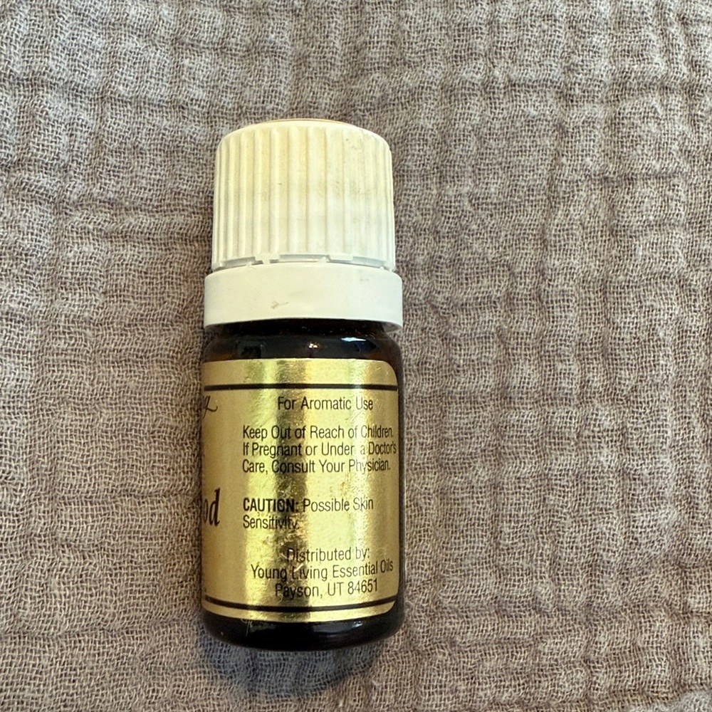 Young Living Cedarwood Oil with Gold Label - Picture 2 of 3